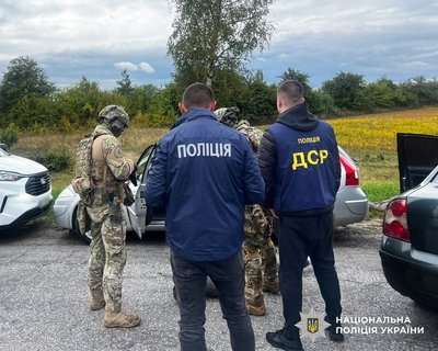 На Житомирщині затримали чоловіка, якого поліція підозрює у допомозі незаконно перетнути кордон На Житомирщині затримали чоловіка, якого поліція підозрює у допомозі незаконно перетнути кордон