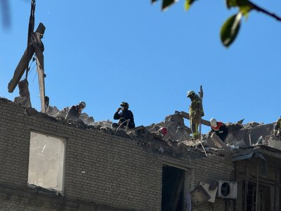 Дев'ять загиблих та потрощені будинки. Фоторепортаж з місця удару РФ по Дніпру