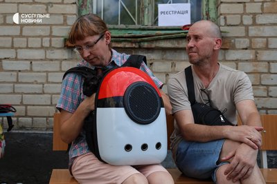 Евакуація цивільних з мікрорайону Корабел. Після ударів російської авіації по мосту виїзд проводять волонтери та місцева військова адміністрація. Херсон, 4 серпня 2025 року