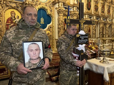 У Полтаві попрощались із воїнами, які полягли обороняючи Україну У Полтаві попрощались із воїнами, які полягли обороняючи Україну