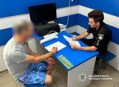В Одесі у дворі багатоповерхівки підпалили Nissan: поліція затримала підозрюваного В Одесі у дворі багатоповерхівки підпалили Nissan: поліція затримала підозрюваного