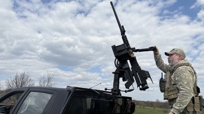 Військовослужбовець 18 Слов'янської бригади НГУ Анатолій біля кулемету Донецька область Військовослужбовець 18 Слов'янської бригади НГУ Анатолій біля кулемету Донецька область