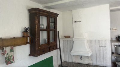 "Комфортна для життя": черкащанка з родиною відновила сторічну хату