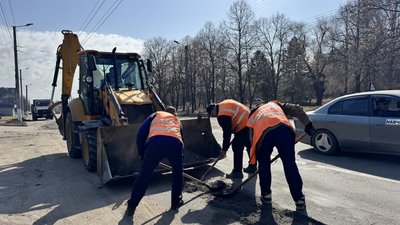 Працівники підприємства "Універсал 2005" зрізають та збирають старий асфальт