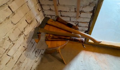 "Вони отримують нове життя": майстер з Рівненщини відновлює стародавні сокири "Вони отримують нове життя": майстер з Рівненщини відновлює стародавні сокири