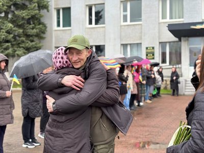 Звільненого з дворічного полону бійця Руслана Бабенка зустріли на Рівненщині Звільненого з дворічного полону бійця Руслана Бабенка зустріли на Рівненщині