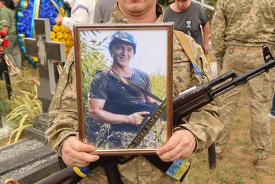В Охтирці поховали військовослужбовця Олександра Павліченка В Охтирці поховали військовослужбовця Олександра Павліченка