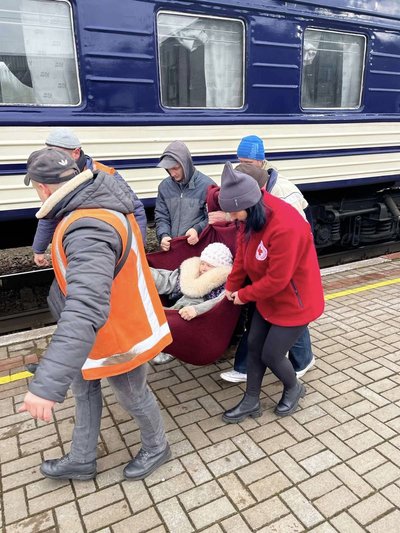 Понад 30 літніх та маломобільних жителів Херсонщини евакуювали на Житомирщину Понад 30 літніх та маломобільних жителів Херсонщини евакуювали на Житомирщину