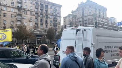 Вулиця Хрещатик перекрита через мітинг інвесторів "Київміськбуду" Вулиця Хрещатик перекрита через мітинг інвесторів "Київміськбуду"
