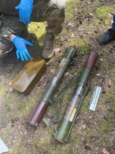 На Житомирщині на продажу зброї затримали працівника військкомату та його спільника На Житомирщині на продажу зброї затримали працівника військкомату та його спільника
