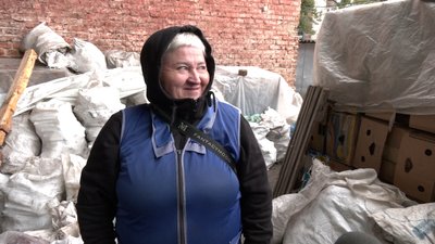 Приймають по шість гривень за кілограм: як люди збирають каштани у Рівному