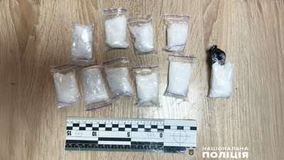 Поліція Чернігівщини затримала двох киян, яких підозрюють у розповсюдженні психотропів через закладки Поліція Чернігівщини затримала двох киян, яких підозрюють у розповсюдженні психотропів через закладки