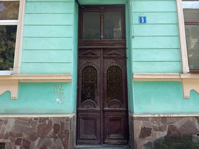 В історичній частині Чернівців зроблять ремонт двох парадних дверей