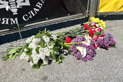 Люди принесли квіти до місць сутичок 2 травня в Одесі Люди принесли квіти до місць сутичок 2 травня в Одесі
