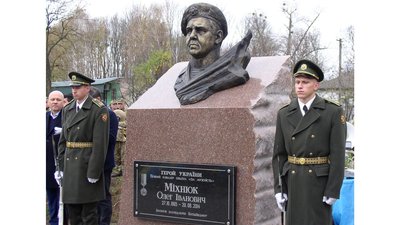 У селищі на Чернігівщині з’явилася Алея Героїв із портретами загиблих військових У селищі на Чернігівщині з’явилася Алея Героїв із портретами загиблих військових
