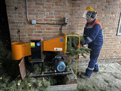 "Менше і менше ялинок": у Полтаві комунальники утилізують новорічні дерева "Менше і менше ялинок": у Полтаві комунальники утилізують новорічні дерева