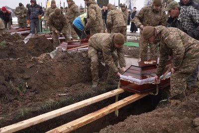 "Тут немає їхніх матерів — ми повинні були прийти": у Чернівцях поховали сімох невпізнаних бійців "Тут немає їхніх матерів — ми повинні були прийти": у Чернівцях поховали сімох невпізнаних бійців