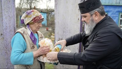 Великодні подарунки під дронами: як у селі Зелений Гай волонтер допомагає мешканцям Великодні подарунки під дронами: як у селі Зелений Гай волонтер допомагає мешканцям