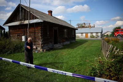 Місцевий житель показує пошкодження у своєму дворі, поки рятувальники і військові оглядають зруйнований дах сусіднього будинку, на який впали уламки збитого російського БпЛАу в селі Вирики-Воля, Польща, 10 вересня 2025 року Місцевий житель показує пошкодження у своєму дворі, поки рятувальники і військові оглядають зруйнований дах сусіднього будинку, на який впали уламки збитого російського БпЛАу в селі Вирики-Воля, Польща, 10 вересня 2025 року