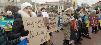 "Тут, щоб не воювали діти": у Хмельницькому відбулася 130 акція "Поверніть Героїв з полону" "Тут, щоб не воювали діти": у Хмельницькому відбулася 130 акція "Поверніть Героїв з полону"