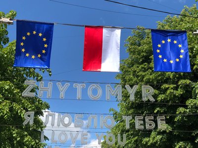 У День Європи у Житомирі на Михайлівській — світлини та прапори країн, які допомагають місту У День Європи у Житомирі на Михайлівській — світлини та прапори країн, які допомагають місту