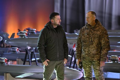 Президент України Володимир Зеленський та Головнокомандувач ЗСУ Олександр Сирський у Києві, 6 грудня 2024 року Президент України Володимир Зеленський та Головнокомандувач ЗСУ Олександр Сирський у Києві, 6 грудня 2024 року