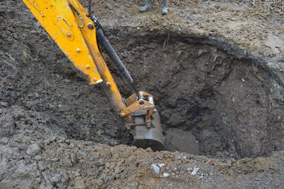 Спецслужби усувають наслідки прориву води Спецслужби усувають наслідки прориву води