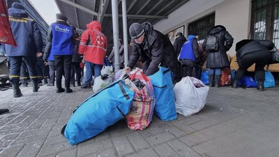 На Буковину евакуювали 25 людей з Донеччини, зокрема Покровська На Буковину евакуювали 25 людей з Донеччини, зокрема Покровська