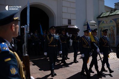 У центрі Києва прощаються із загиблим пілотом F-16 У центрі Києва прощаються із загиблим пілотом F-16