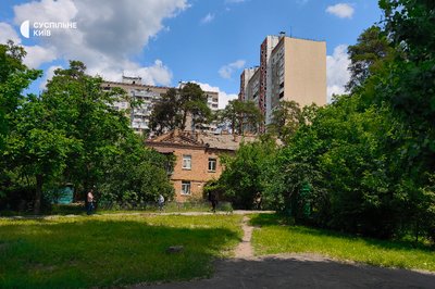 Пошкоджені житлові будинки у Дарницькому районі Києва: для мешканців розгорнули штаб допомоги Пошкоджені житлові будинки у Дарницькому районі Києва: для мешканців розгорнули штаб допомоги