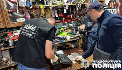 Трьох полтавців взяли під варту за підозрою у збуті психотропних речовин Трьох полтавців взяли під варту за підозрою у збуті психотропних речовин