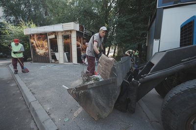 Прибирання наслідків російського влучання по Харкову, 7 липня 2025 року Прибирання наслідків російського влучання по Харкову, 7 липня 2025 року