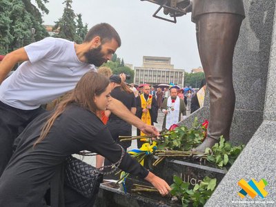 У Житомирі вшанували пам'ять закатованих та загиблих у полоні У Житомирі вшанували пам'ять закатованих та загиблих у полоні