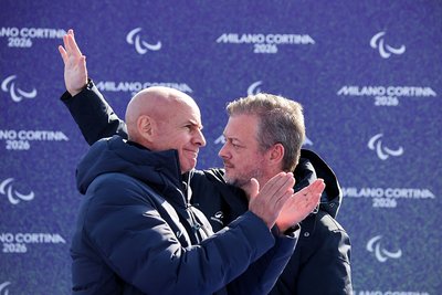 Ендрю Парсонс (праворуч) на змаганнях з парасноубордингу на Паралімпіаді-2026 Ендрю Парсонс (праворуч) на змаганнях з парасноубордингу на Паралімпіаді-2026