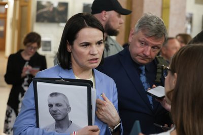Лідерка білоруської опозиції Світлана Тихановська тримає портрет білоруського політвʼязня, спілкуючись з медіа після спільного брифінгу з міністром закордонних справ України Андрієм Сибігою. Київ, 25 травня 2026 року Лідерка білоруської опозиції Світлана Тихановська тримає портрет білоруського політвʼязня, спілкуючись з медіа після спільного брифінгу з міністром закордонних справ України Андрієм Сибігою. Київ, 25 травня 2026 року