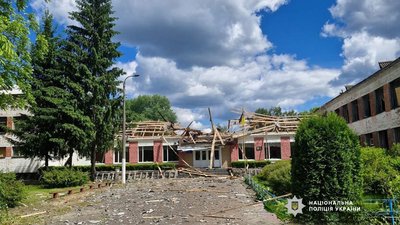 Атака на Чернігівщину: РФ "Геранями" вдарила по школі й дронами по будинках у 2-х громадах Атака на Чернігівщину: РФ "Геранями" вдарила по школі й дронами по будинках у 2-х громадах