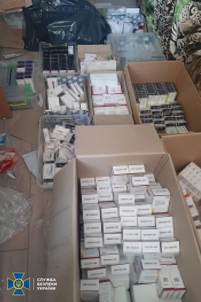 У Києві продавали фальсифіковані ліки для онкохворих. Їх завозили під виглядом гуманітарки У Києві продавали фальсифіковані ліки для онкохворих. Їх завозили під виглядом гуманітарки