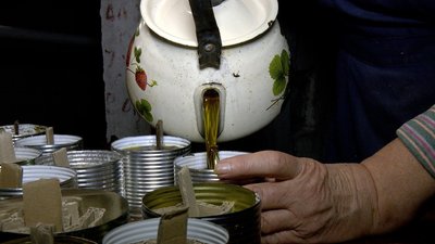 "За день робимо вісімдесят — дев'яносто окопних свічок", — вінничанка про волонтерство у 95 років "За день робимо вісімдесят — дев'яносто окопних свічок", — вінничанка про волонтерство у 95 років