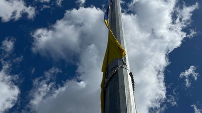 У Кропивницькому вітер зірвав найбільший прапор області У Кропивницькому вітер зірвав найбільший прапор області