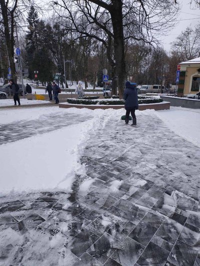 Снігопад на Рівненщині: на дорогах працюють понад 80 дорожників і 67 одиниць техніки Снігопад на Рівненщині: на дорогах працюють понад 80 дорожників і 67 одиниць техніки