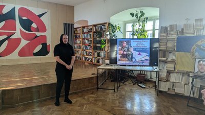 Дружина загиблого бійця подарувала бібліотеці в Луцьку серію книг на 35 тис. грн Дружина загиблого бійця подарувала бібліотеці в Луцьку серію книг на 35 тис. грн