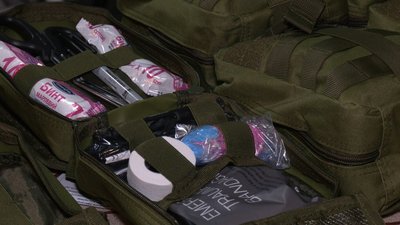 Хмельницькі волонтери передають бійцям тактичні аптечки Хмельницькі волонтери передають бійцям тактичні аптечки