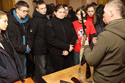 На Київщині проводять військово-патріотичні навчання молоді "Українська ідентичність" На Київщині проводять військово-патріотичні навчання молоді "Українська ідентичність"