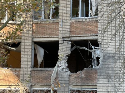 "Немає ні вікон, ні дверей. Пряме попадання". Що розповіли очевидці про російський удар по школі у Херсоні "Немає ні вікон, ні дверей. Пряме попадання". Що розповіли очевидці про російський удар по школі у Херсоні