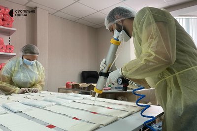 Тисяча бандажів за два тижні: подружжя одеських волонтерів робить кровоспинні пов'язки військовим безплатно Тисяча бандажів за два тижні: подружжя одеських волонтерів робить кровоспинні пов'язки військовим безплатно