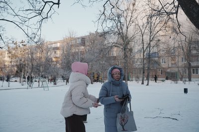 Жінки біля будинку, в який влучили росіяни в Салтівському районі Харкова