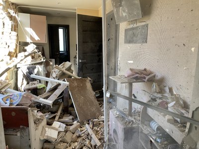 "Він вийшов подивитись, а тут пряме влучання в гараж і все": що розповіли очевидці чергового обстрілу Херсона "Він вийшов подивитись, а тут пряме влучання в гараж і все": що розповіли очевидці чергового обстрілу Херсона