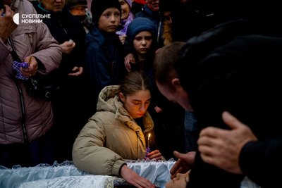 Прощання із сімʼєю військових та їхніми дітьми, які загинули в Одесі 2 березня під час обстрілу Прощання із сімʼєю військових та їхніми дітьми, які загинули в Одесі 2 березня під час обстрілу