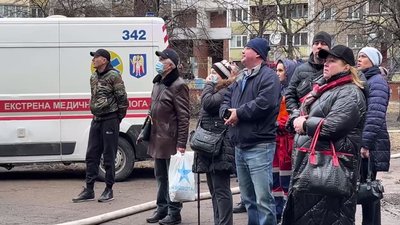 Ракетна атака на Київ: палають квартири, кияни шукають своїх рідних, з якими втратили зв'язок Ракетна атака на Київ: палають квартири, кияни шукають своїх рідних, з якими втратили зв'язок