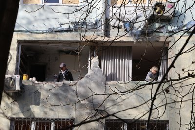 "Чули страшенний гуркіт". Що розповіли про атаку РФ жителі Дніпровського району Херсона
